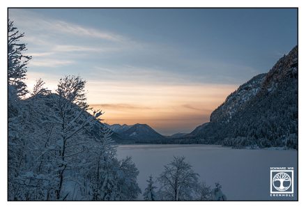 See im Winter, Sylvensteindamm, Sylvensteinsee, Sylvensteinstausee, Sylvenstein, zugefrorener See, Sonnenuntergang Winter
