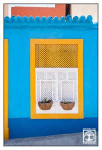 Santa Cruz de la Palma, La Palma, Santa Cruz, gelbes Fenster, blaue Wand, Mexiko