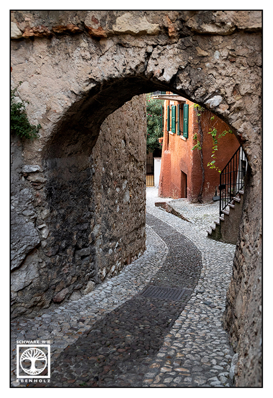 Italy, Malcesine, alley, alleyway, tunnel, old town