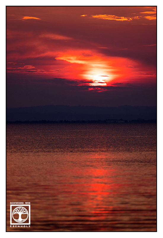 Italien, Lazise, Italia, Sonnenuntergang, lago di Garda, Gardasee, dramatischer Sonnenuntergang, rot