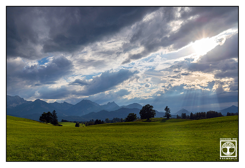 ländliche Idylle, Felder, Sonnenlicht das durch Wolken bricht, Sonnenlicht Wolken, Berge, Bayern, Bayernliebe