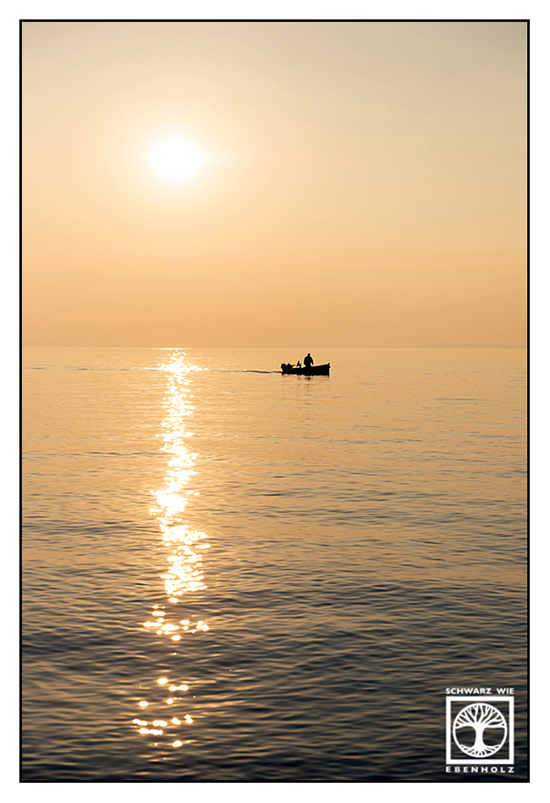 Italien, Lazise, Italia, Sonnenuntergang, lago di Garda, Gardasee, gelb, orange, Boot im Sonnenuntergang, Boot auf Gardasee