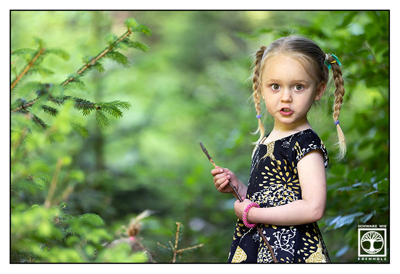 Mädchen, Kind, Kindershooting, Outdoor Kinder, Kinderfotos Outdoor, Kinderbilder outdoor, Wald Fotoshooting, Waldkindergarten, Lehrerin, Waldschule, Schule