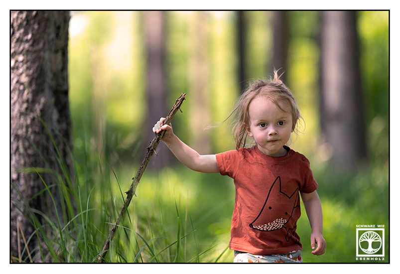 Junge, Kind, Kindershooting, Outdoor Kinder, Kinderfotos Outdoor, Kinderbilder outdoor, Wald Fotoshooting, Waldkindergarten, Waldschrat