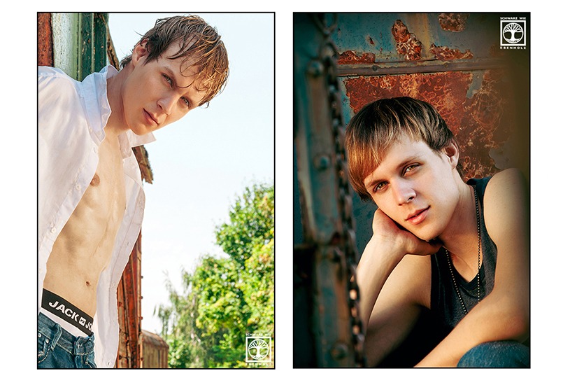 Outdoor Fotoshooting: Hier sind zwei Fotos zu sehen. Auf dem linken Bild steht ein junger Mann mit blonden kurzen Haaren und ernstem Gesichtsausdruck in einem Eisenbahnwaggon und lehnt sich nach draußen. Er trägt ein weißes Hemd, doch es ist ganz geöffnet, so dass man seinen Oberkörper und seine Boxershorts sehen kann. Auf Bild 2 sitzt er in der Hocke mit darauf abgestützten rechtem Arm vor einem blauen Eisenbahnwaggon mit orange-roten Rostflecken. Er trägt ein graublaues Achselshirt und eine blaue Jeans. Sein Blick wirkt selbstbewusst. Ein leichtes Lächeln umspielt seine Lippen.