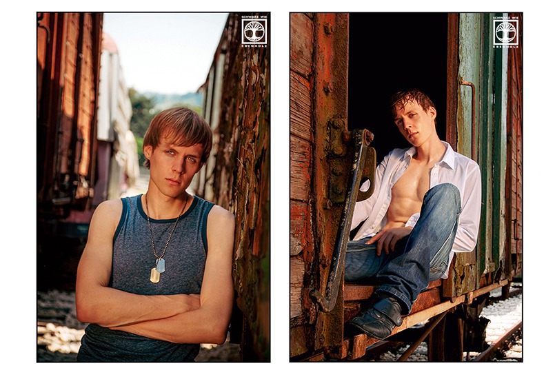 Outdoor Fotoshooting: Hier sind zwei Fotos zu sehen. Auf dem linken Bild steht ein junger Mann mit blonden kurzen Haaren und ernstem Gesichtsausdruck und verschränkten Armen zwischen zwei rostigen Eisenbahnwaggons. Sein Blick ist aus dem Bild gerichtet. Auf Bild 2 trägt er eine blaue Jeans und ein weißes Hemd, doch es ist ganz geöffnet, so dass man seinen Oberkörper sehen kann. Seine kurzen Haare sind nass und verstrubbelt. Er sitzt in der Tür eines rostigen Eisenbahnwaggons. Sein Rücken lehnt an der Türkante. Seine linke Hand liegt auf seinem Schoß. Das Bild wurde von seitlich neben dem Zug aus aufgenommen