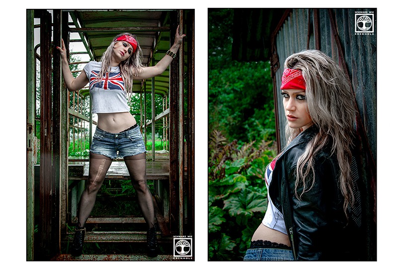 Outdoor Fotoshooting im Grunge Look: Hier sind zwei Fotos zu sehen. Auf Bild 1 steht eine Rockerbraut mit grauen langen Haaren, rotem Stirnband, bauchfreiem weißen Shirt mit britischer Flagge, Lederjacke, kurzen Bluejeans und zerrissener Strumpfhose in der Tür eines rostigen alten Wagens. Sie hält sich mit beiden Händen seitlich am Türpfosten fest. Ihre Beine sind gespreizt. Ihr Kopf schräg zu ihrer linken Seite geneigt und die Augen geschlossen. Auf Bild 2 blickt sie über ihre linke Schulter zurück. Sie lehnt an einer blau gestrichenen, aber rostigen Wellblechhütte.