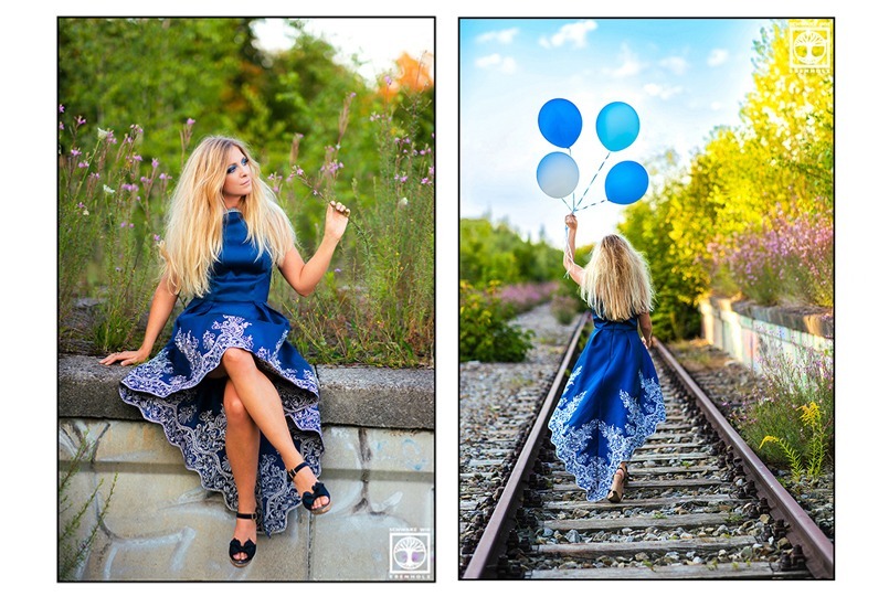 Zwei Bilder der Serie "Blue is just a New Beginning" (deutsch: "Blau = Traurigkeit ist nur ein neuer Anfang". Bild 1: Eine Frau mit langen blonden Haaren und elegantem knielangem blauen Kleid mit weißen Stickereien und bodenlanger Schleppe sitzt auf einer Mauer. Sie hält eine rosa Blume (noch angewachsen) in ihrer linken Hand und blickt gedankenverloren an ihr vorbei. Ihre Beine sind übereinander geschlagen. Um sie herum blühen rosa Blumen. Das Einzelbild heißt "A brief Moment of Wistfulness" (deutsch: "Ein kurzer Moment der Wehmut"). Bild 2: Eine Frau mit langen blonden Haaren und elegantem knielangem blauen Kleid mit weißen Stickereien und bodenlanger Schleppe läuft in der Mitte eines Bahngleises von uns fort. Sie hält mehrere blaue Luftballons in ihrer linken Hand. Im Hintergrund sind rosa Blumen, Büsche und ein blauer Himmel mit Wolken zu sehen. Das Einzelbild heißt "Time to fly!" (deutsch: "Zeit zu fliegen!").