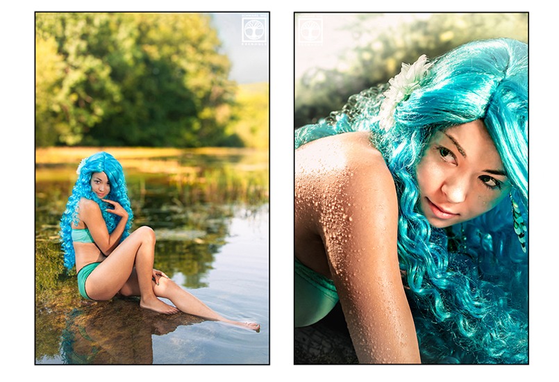 Fantasy Fotoshooting Wassernymphe: Bild 1: Eine schlanke junge Frau in türkisem Bikini und mit langen lockigen blauen Haaren und weißer Stoffblume im Haar sitzt elegant auf einem Felsen, der komplett vom Wasser eines kleinen Sees bedeckt ist. Der Betrachter sieht ihre rechte Seite. Ihr linkes Bein ist ausgestreckt, ihr rechtes Bein angewinkelt. Ihre linke Hand liegt auf dem Knie, ihr rechter Arm ist angewinkelt und ihre Finger berühren ihr Kinn. Das Wasser ist so klar, dass man ihre Reflexion sehen kann. Bild 2: Das hier ist ein Beauty Portrait einer schlanken jungen Frau in türkisem Bikini und mit langen lockigen blauen Haaren und weißer Stoffblume im Haar. Sie scheint auf allen Vieren zu knien, aber nur Kopf und ein Teil des Oberkörpers sind zu sehen. Ihr Blick geht über ihre rechte Schulter zurück und wirkt sehr geheimnisvoll. Auf dem Arm glitzern Wassertropfen.