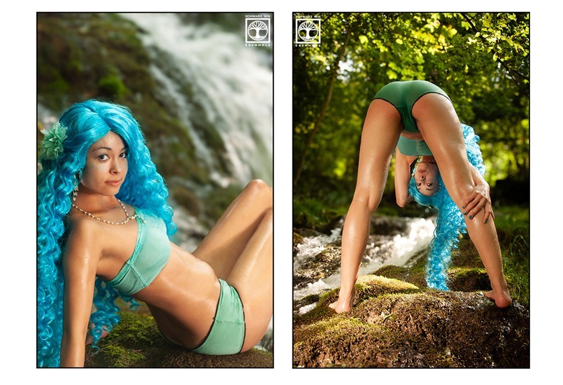 Fantasy Fotoshooting Wassernymphe: Bild 1: Eine schlanke junge Frau in türkisem Bikini und mit langen lockigen blauen Haaren und weißer Stoffblume im Haar sitzt auf einem moosigen Felsen vor einem Wasserfall. Sie blickt uns über die Schulter direkt an. Arm und Beine sind angeschnitten. Bild 2: Eine schlanke junge Frau in türkisem Bikini und mit langen lockigen blauen Haaren und weißer Stoffblume im Haar steht mit dem Rücken zu uns auf einem moosigen Felsen neben einem kleinen Wasserfall im Wald. Sie beugt sich so tief nach unten, dass sie zwischen ihren langen Beinen hindurchschauen kann. Eine Hand hält ihr Haar fest, die andere (rechte) Hand umfasst ihren Unterschenkel.